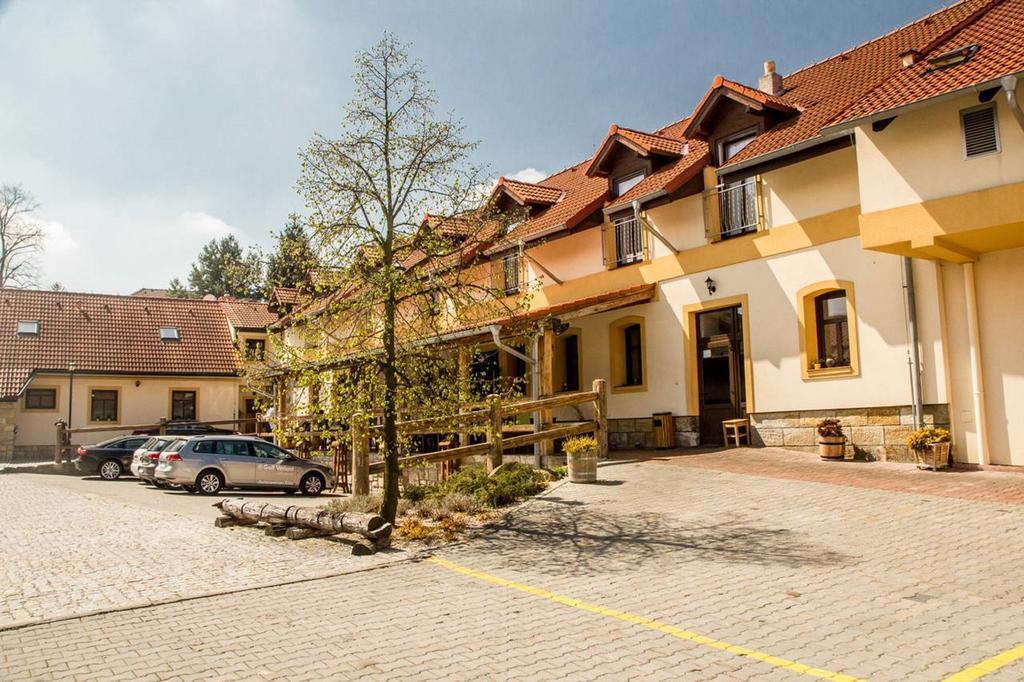 Hotel Lony Mochov Exterior foto