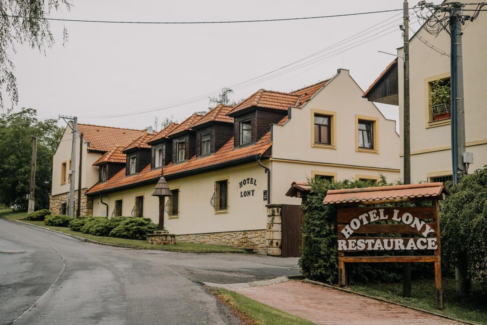 Hotel Lony Mochov Exterior foto