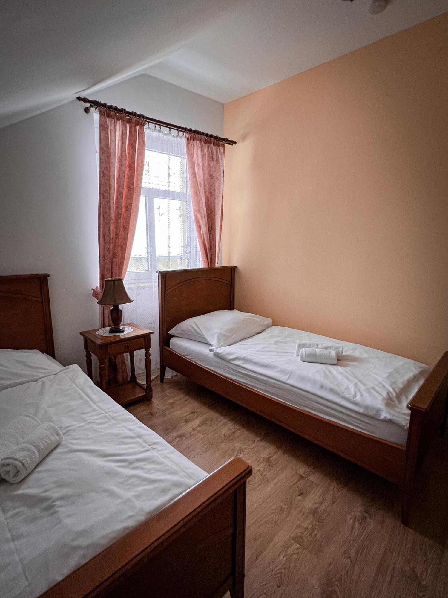 Hotel Lony Mochov Exterior foto