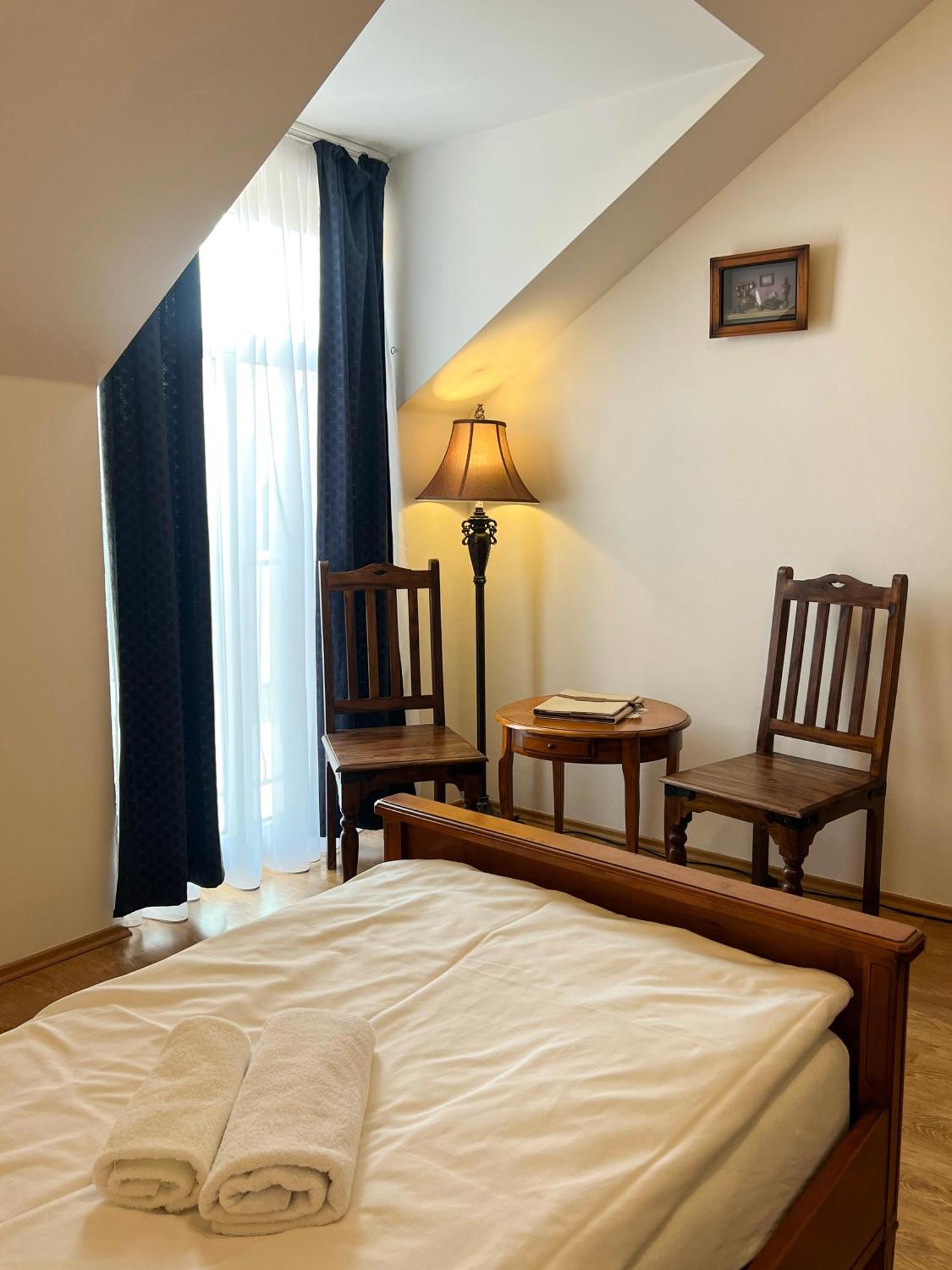 Hotel Lony Mochov Exterior foto