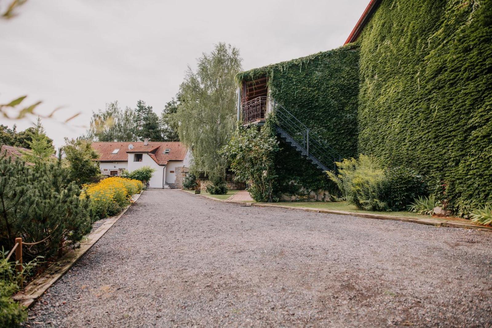 Hotel Lony Mochov Exterior foto