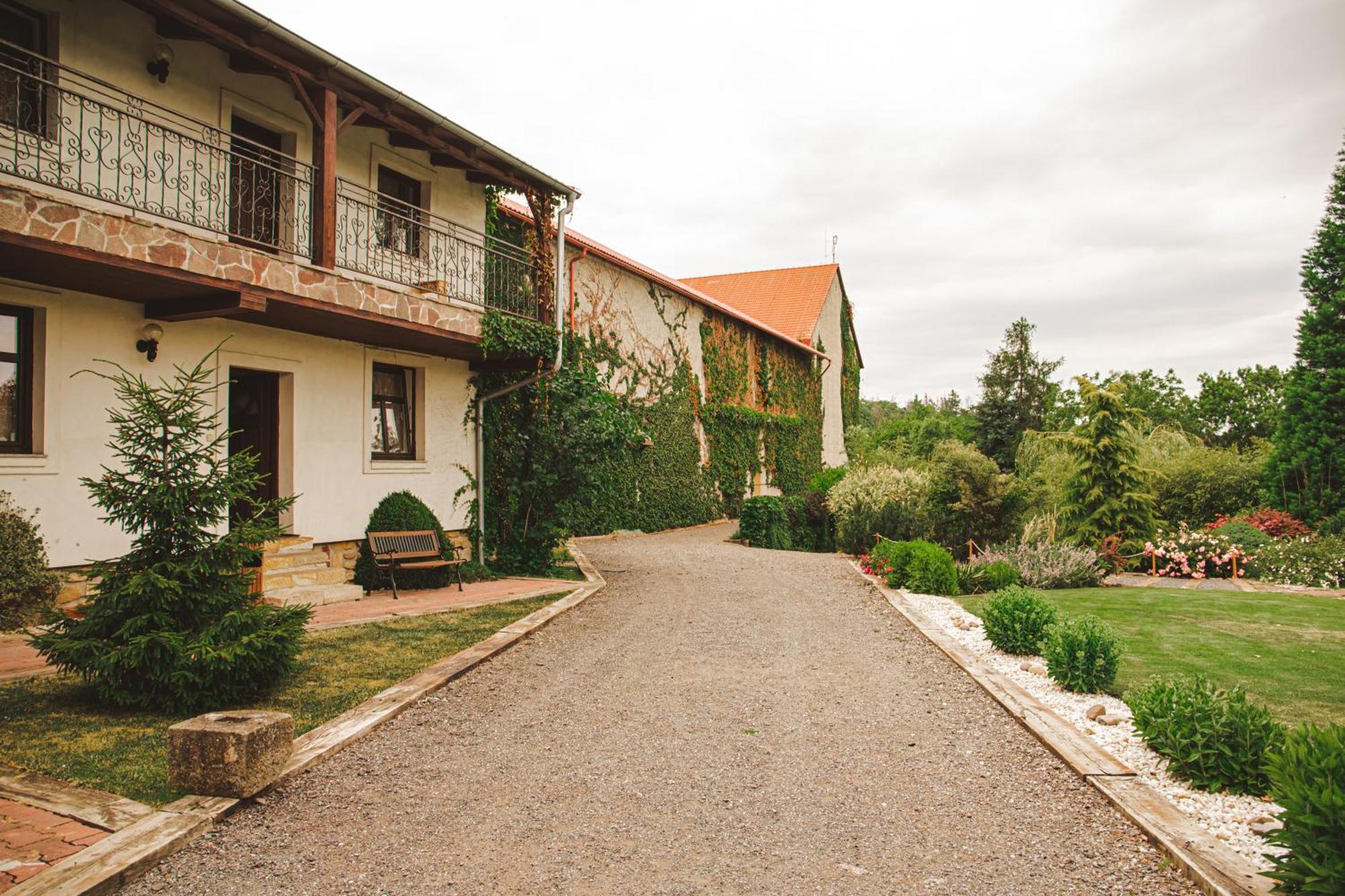 Hotel Lony Mochov Exterior foto